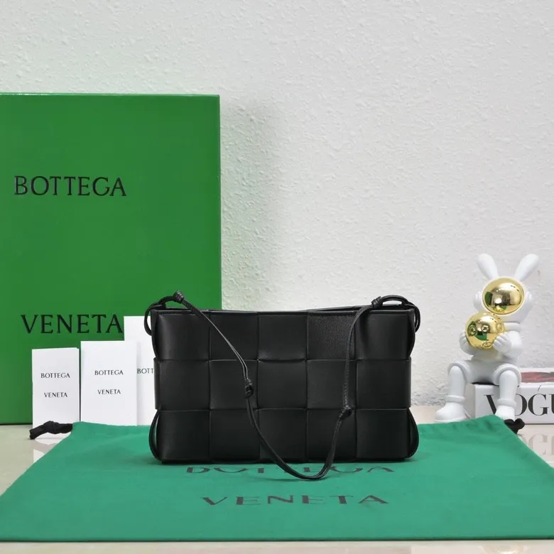 Batch 1260 #BV 2023 Cassette rope armpit bag is here🎈Simple, versatile and versatile formula bag made of intreccio woven cow leather. The square bag shape is wear-resistant and durable. Minimalism and commuting really complement each other. There are 4 card slots inside and thoughtful design✔️ Magnetic buckle closure to better protect privacy [Happy] When you are worried about matching, it is a bag that can be taken out with just one lift~ Dimensions: 22.5x13.5x4.5, Model: 7741